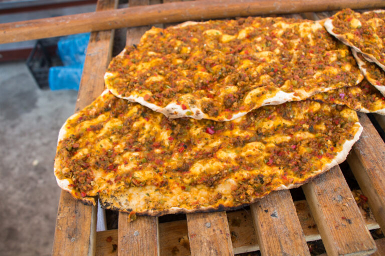 Recette de pizza arménienne traditionnelle avec garniture savoureuse
