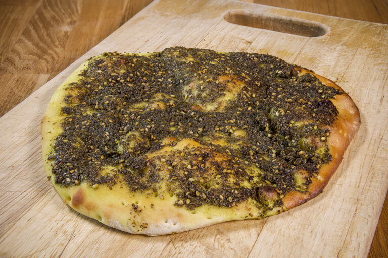 Pizza libanaise au zaatar : la recette authentique du manakish traditionnel