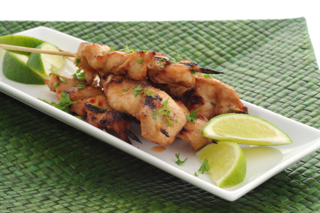 satay brochettes grillées sont un incontournable de la cuisine indonésienne